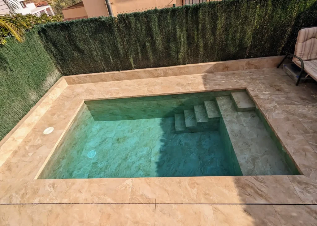 Piscinas de obra vs. piscinas prefabricadas de poliéster